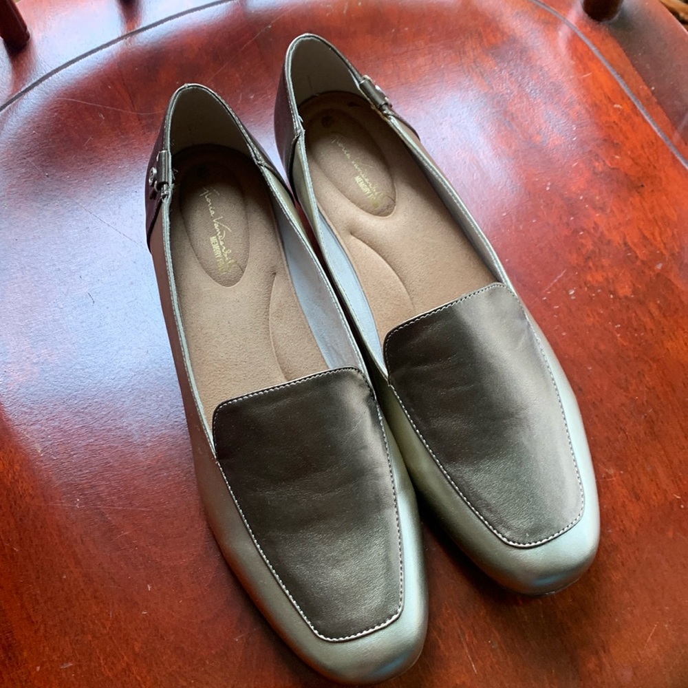 NWOT Gloria Vanderbilt women size 10 metallic gold two- tone, vegan leather